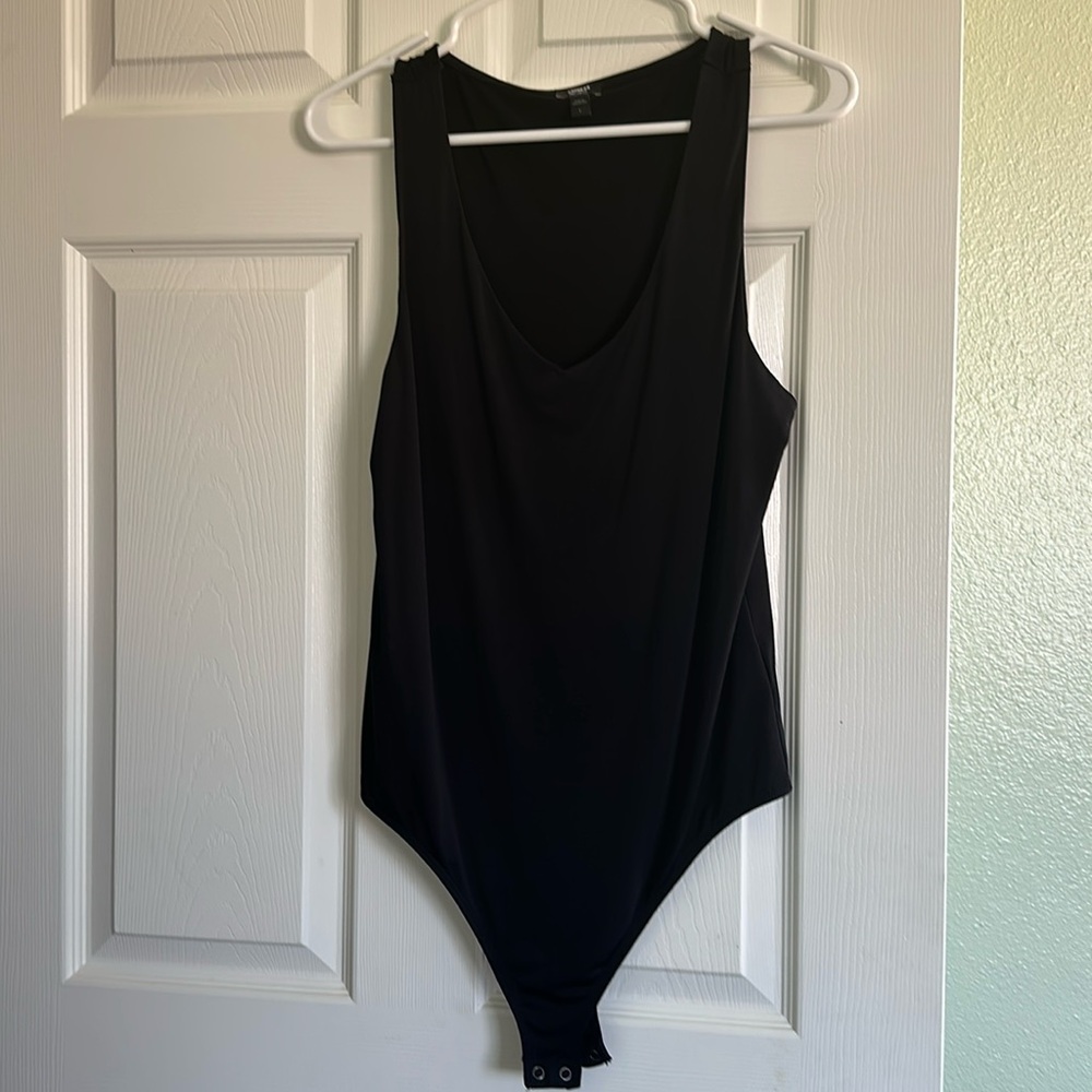 Sleeveless Body Contour V neck